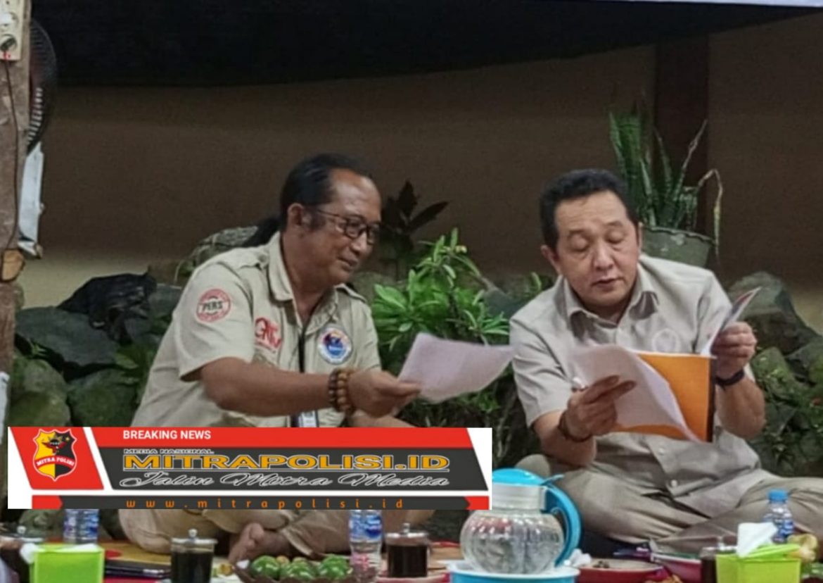 Revie Achary Menyerahkan Lansung Proposal Jalan Lingkungan Kecamatan Sejangkung dan Galing di Momen Reses Dewan DPRI-RI H.Yuliansyah