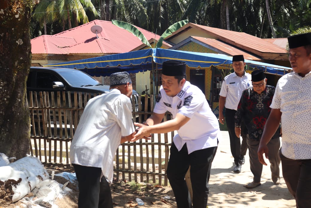 Bupati Paluta Serahkan Bantuan Kemanusiaan Korban Laka Lantas