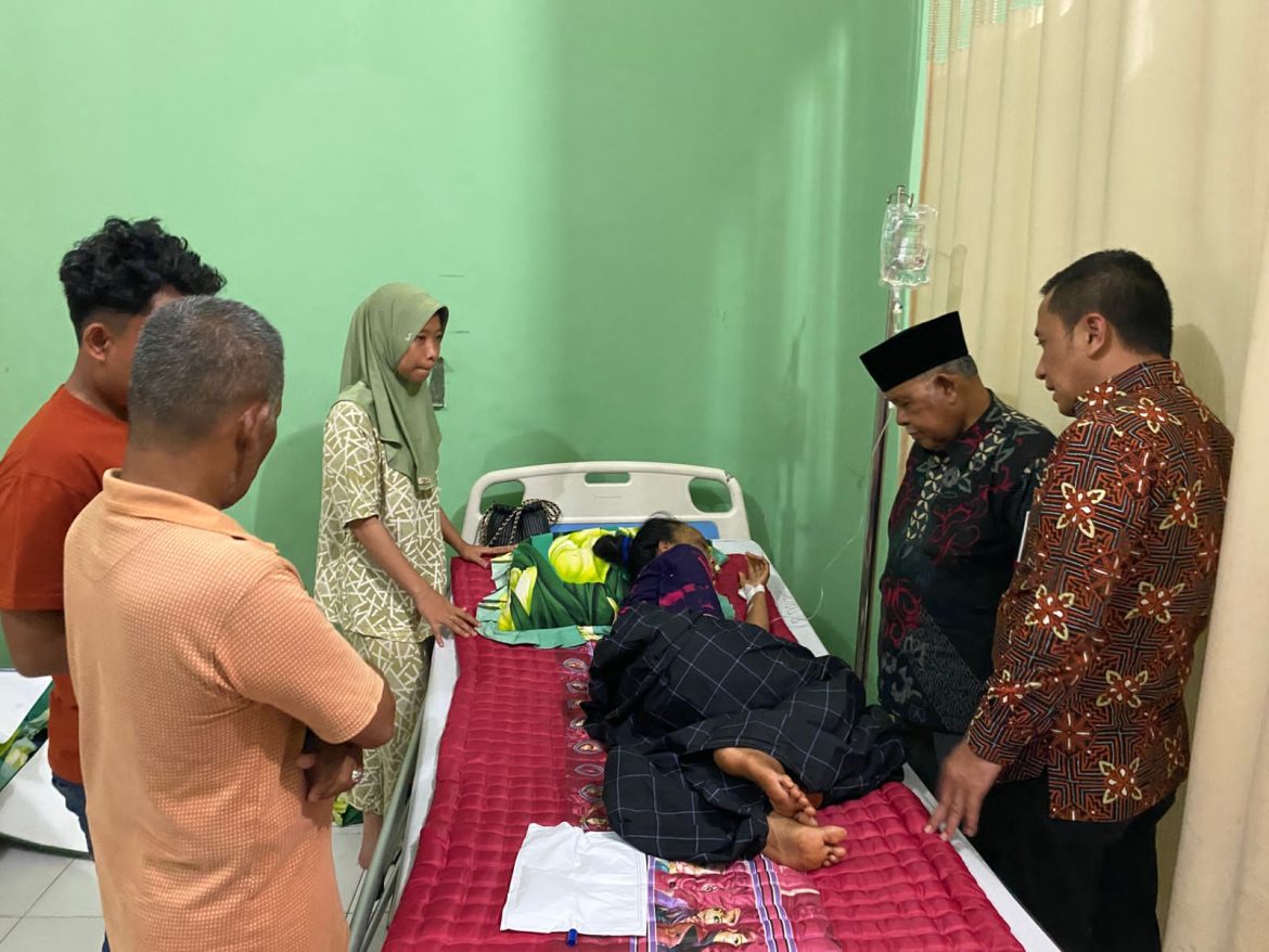 Sekdakab Paluta Besuk Korban Laka Lantas Di RSUD Paluta