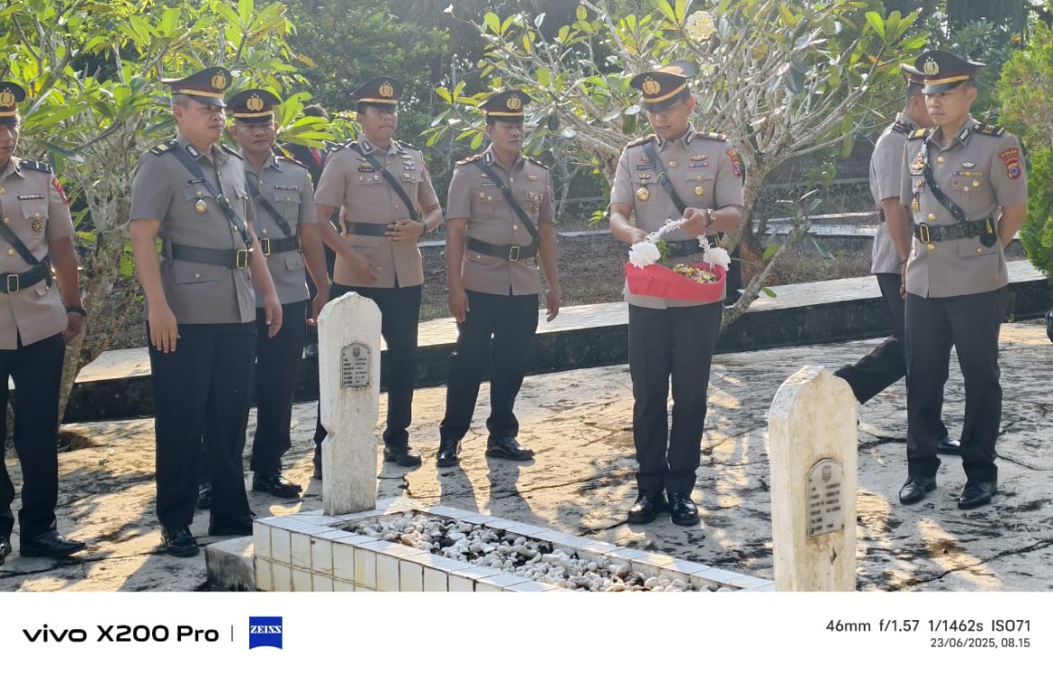 Polres Kotabaru Gelar Upacara Ziarah Peringati Hari Bhayangkara ke-79 di TMP Wadah Batuah