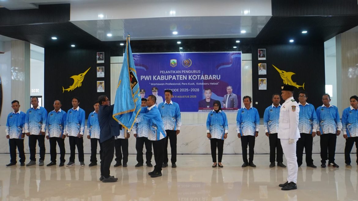 Pemkab Kota baru Hadiri Pelantikan Pengurus PWI Kotabaru Periode 2025–2028