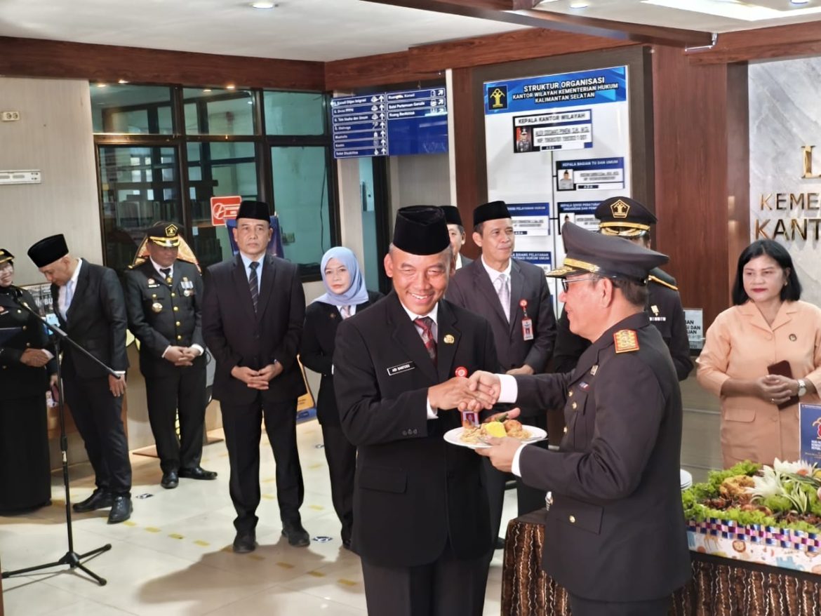 Pemkab Kotabaru terima penghargaan dari Kanwil Kemenkum Kalsel