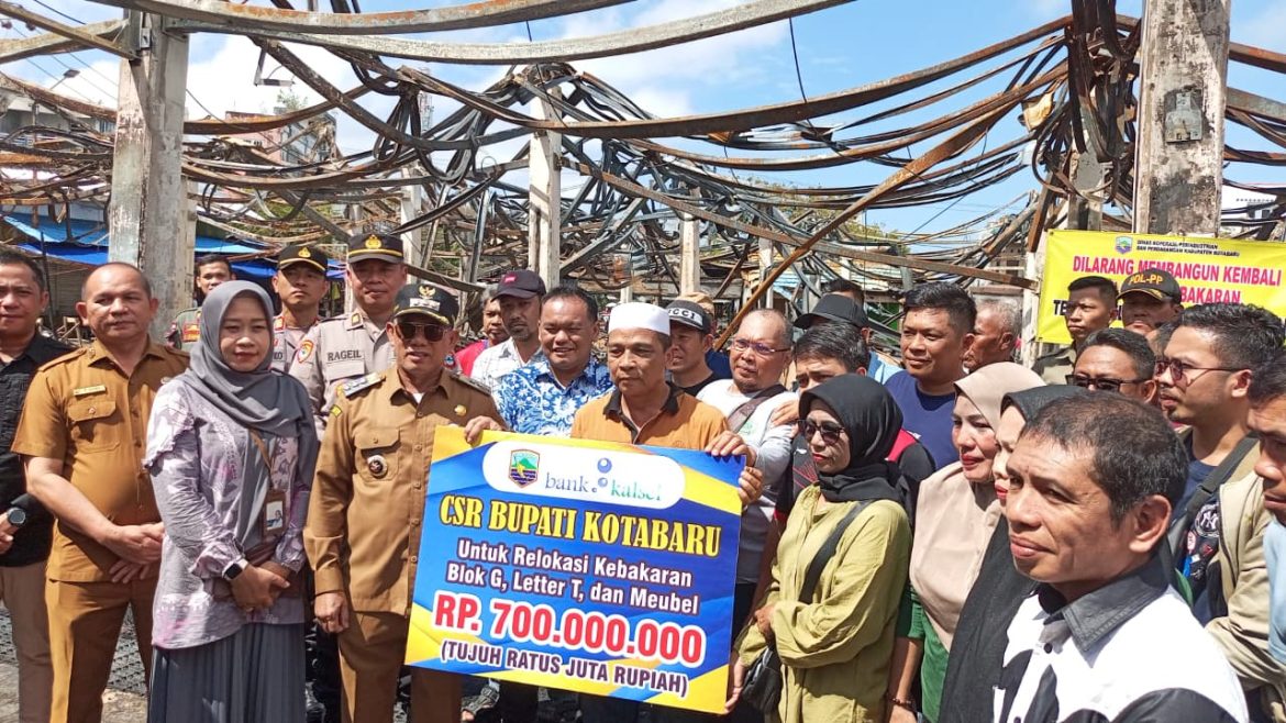 Bupati Serahkan Bantuan Pasca Kebakaran Pasar Kemakmuran