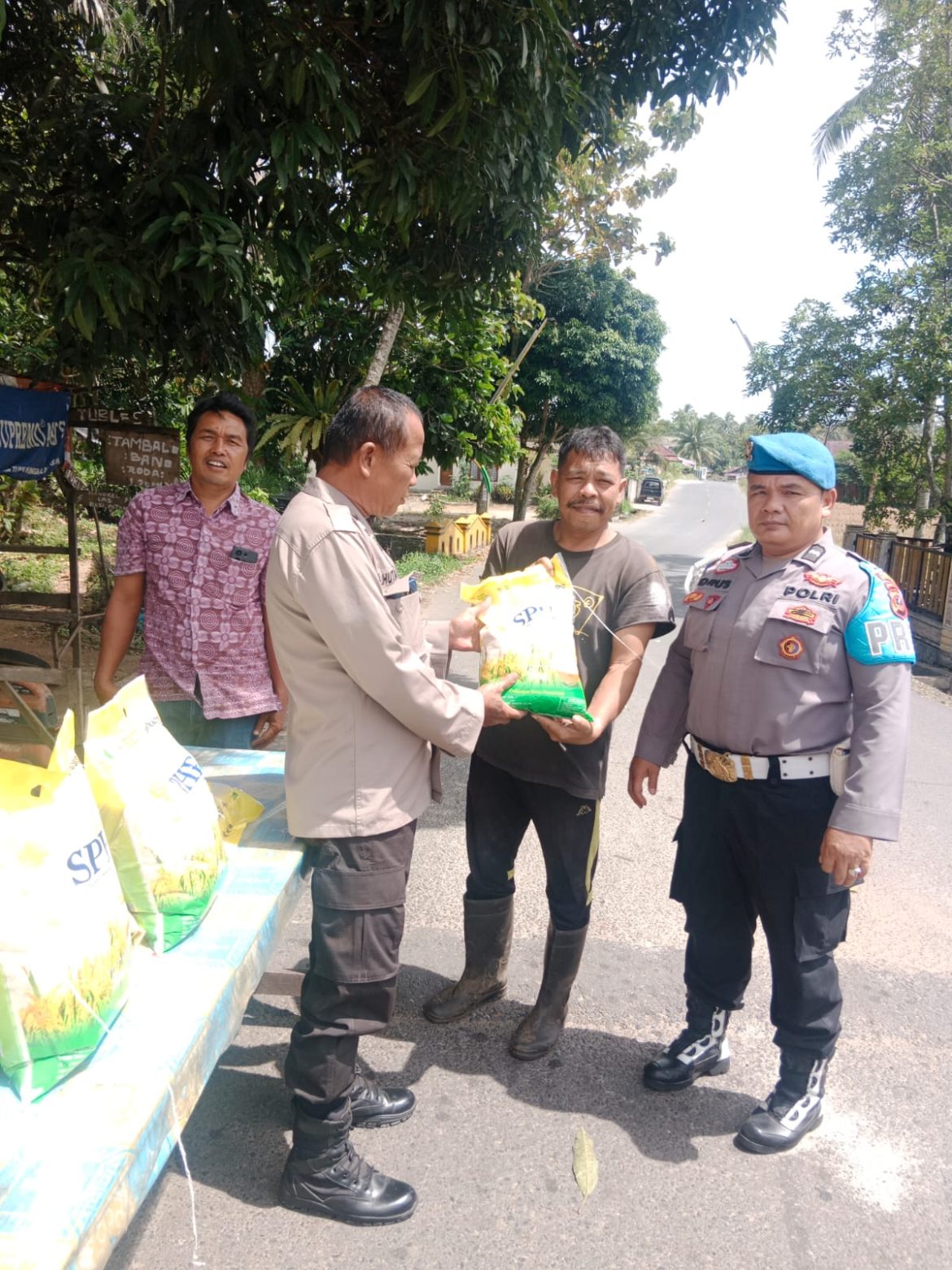 Dukung Program Nasional Polsek Hutaimbaru Gelar Bazar Beras Murah Polri Bantu Masyarakat