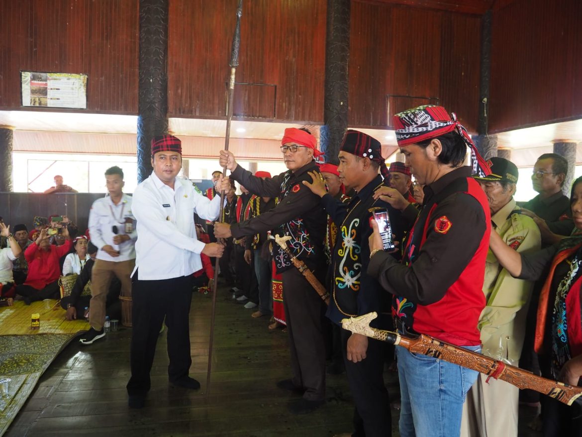 Bupati Kutai Barat Melantik Ketua Presidium Dewan Adat