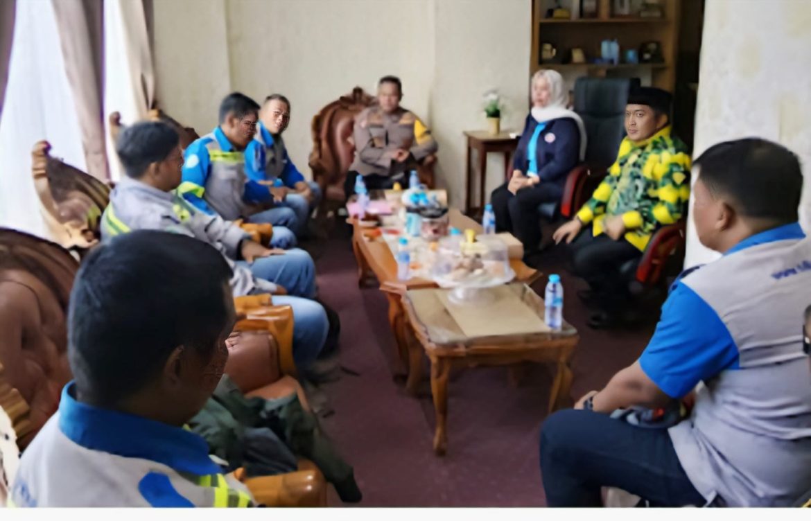 Puluhan Karyawan PT. Hillcon Jayasakti sambangi DPRD Kotabaru, Tuntut Gaji Yang Belum Dibayar