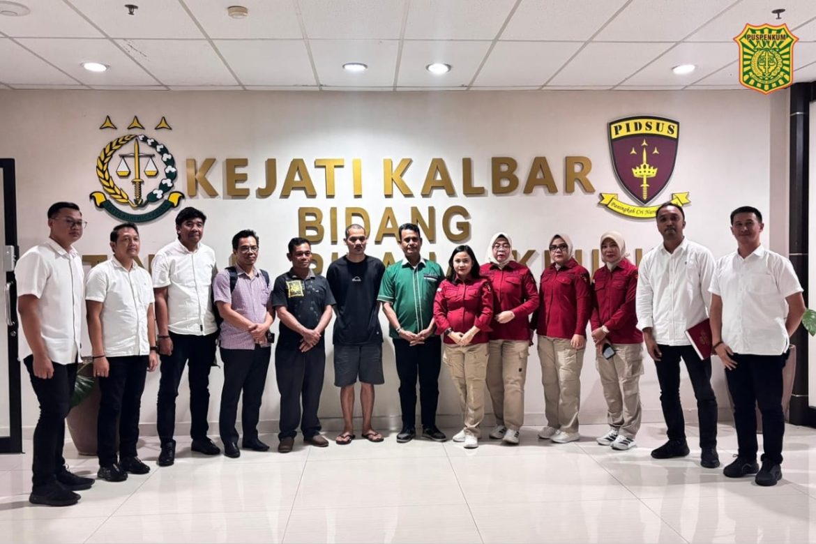 Rugikan Negara Miliaran Rupiah, Dua Mantan Perangkat Desa di Sintang Diserahkan ke Jaksa.