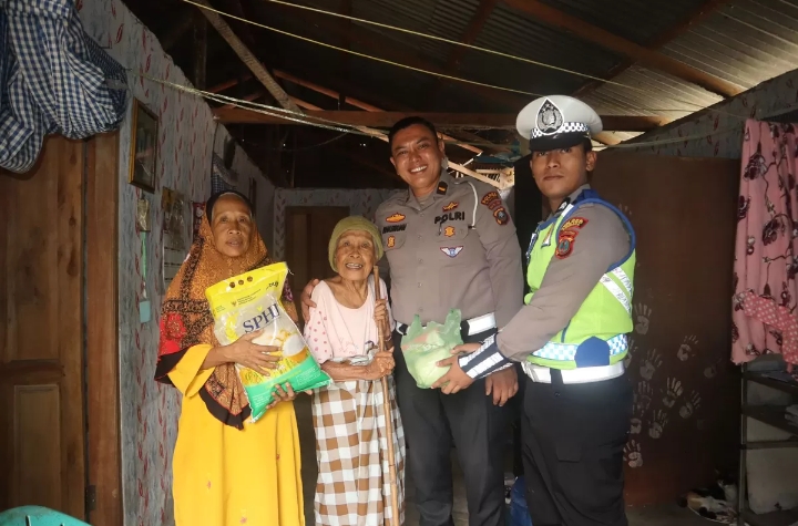 Kasat Lantas Polres Batu Bara AKP Simon E. Simatupang, S.H, M.H Berbagi Sembako di Jumat Berkah