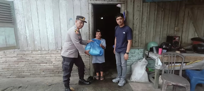 Jumat Berkah Kapolsek Lima Puluh AKP Salomo Sagala, S.H Berbagi Sembako Kaum Lansia