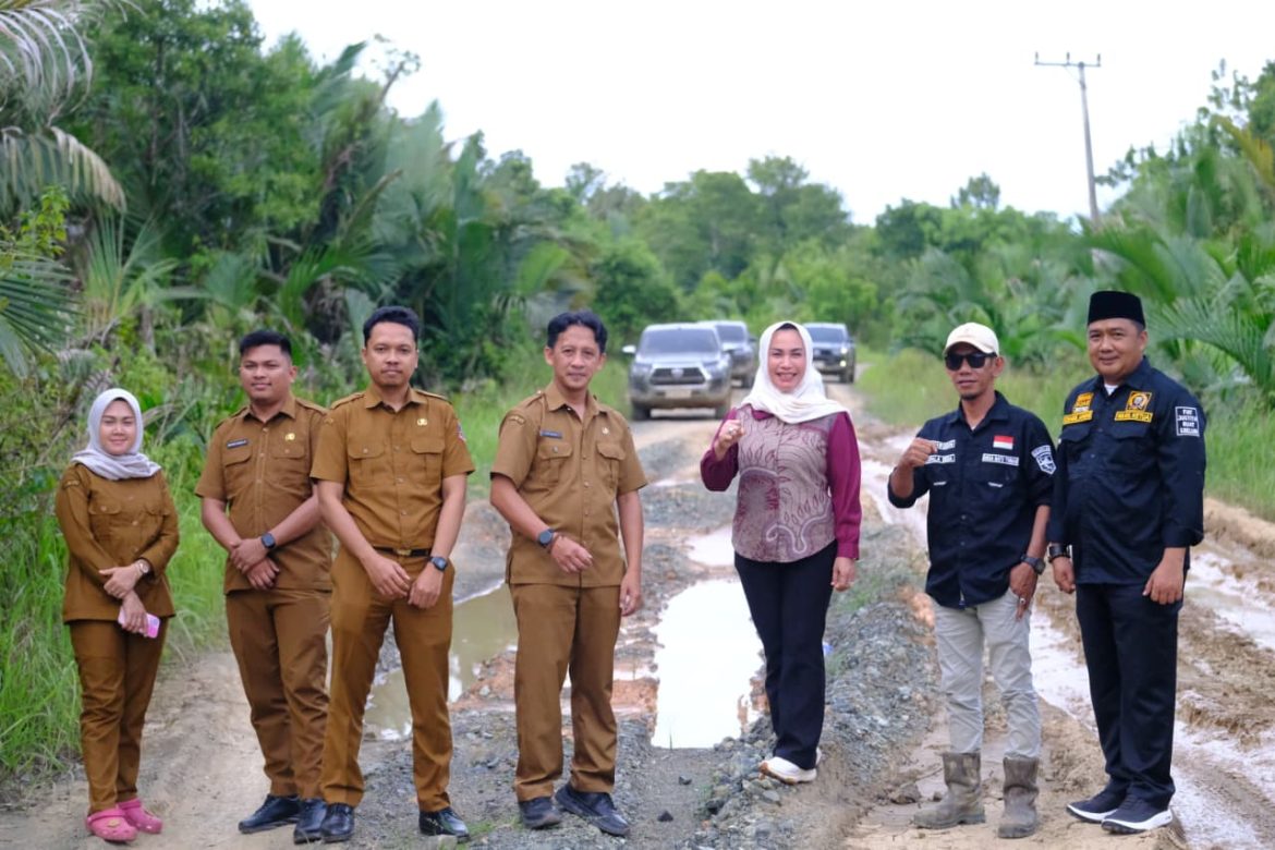 Hj. Suwanti, bersama Wakil Ketua II DPRD, Chairil Anwar, Meninjau Kondisi Lalan Rusak Penghubung Antar Kecamatan