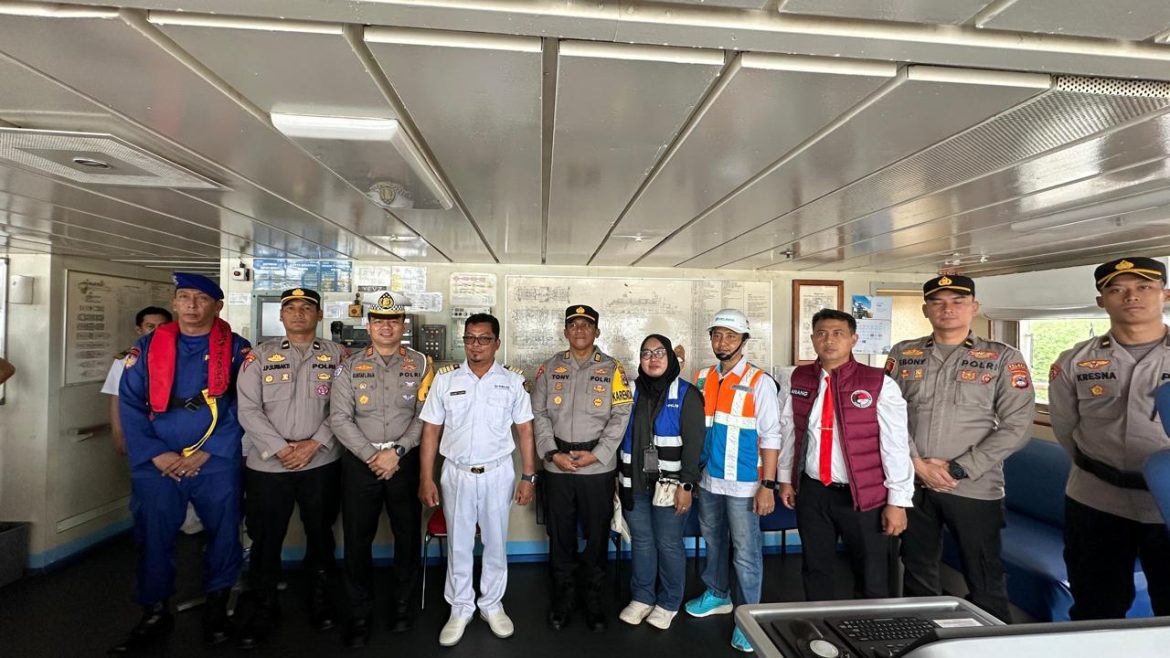 Pastikan Keamanan Berlayar Arus Mudik, Polres Tanah Bumbu Lakukan Tes Urine Nahkoda Kapal
