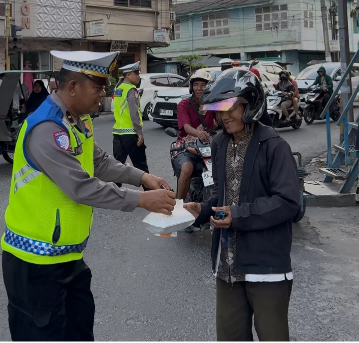 Intensifkan Program Polantas Menyapa, Sat Lantas Polres Tebing Tinggi Berbagi Takjil