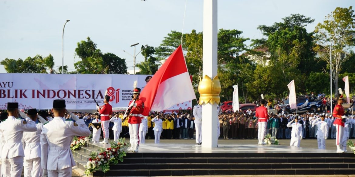 Pemkab Kotabaru Laksanakan Upacara Penurunan Bendera HUT ke-81 RI Dengan Khidmat