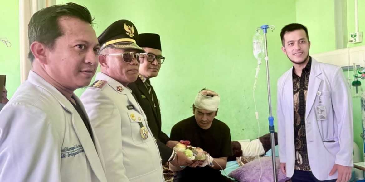 Bupati dan Wakil Bupati Kotabaru Melaksanakan Anjangsana HUT RI ke-81 ke RSUD PJS