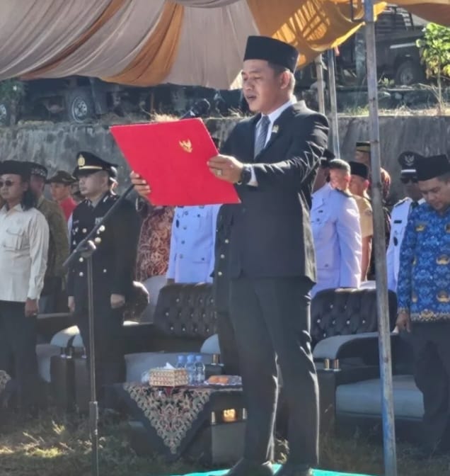 Anggota DPRD Komisi III Kotabaru Pimpin Upacara HUT RI di Desa Sidomulyo Kab. Kotabaru