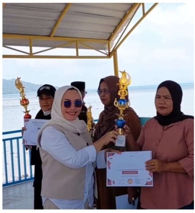 Ketua DPRD Kotabaru Menyaksikan Langsung Lomba Perahu Katir Di Pulau Karasian