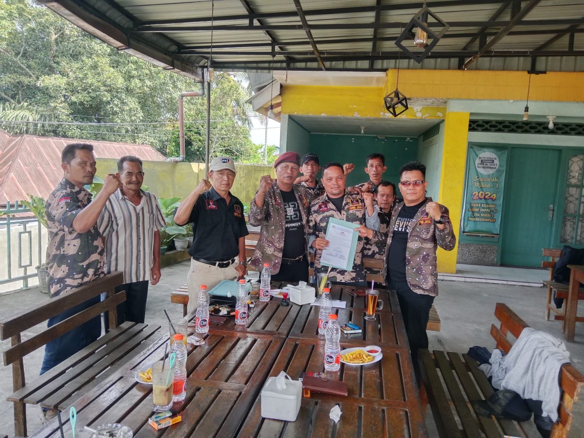 Ketua DPC bersama Sekretaris Grib Jaya Tapsel serahkan dua SK Kepengurusan Tingkat Kecamatan